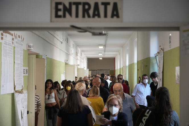 Une file d’attente dans un bureau de vote à Rome, le 25 septembre 2022.
