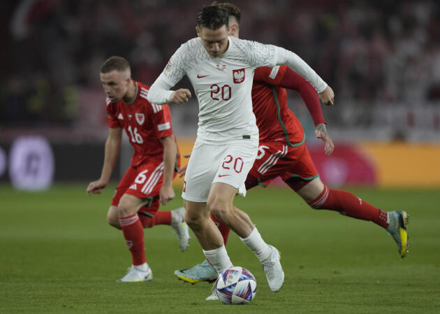 Piotr Zielinski (de blanco) en acción durante el partido entre Polonia y Gales el 25 de septiembre de 2022 en Cardiff.