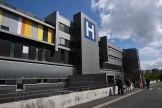 Devant un établissement du Centre hospitalier sud-francilien, à Corbeil-Essonnes, le 26 août 2022.