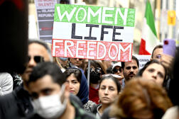 Des membres de la communauté iranienne manifestent à Ottawa, au Canada, le 25 septembre 2022.