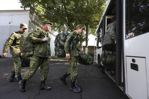 Des recrues russes près d’un centre de recrutement militaire à Krasnodar, Russie, dimanche 25 septembre 2022.
