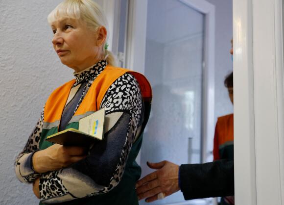 Une employée municipale lors du référendum sur la sécession de la région de Zaporijia et son rattachement à la Russie, dans la ville de Melitopol, le 26 septembre 2022.