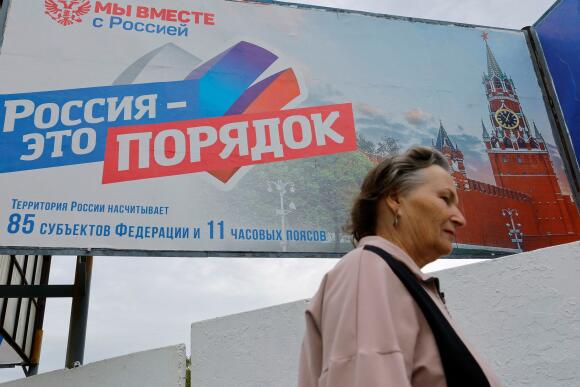 Une bannière informant d’un référendum sur le rattachement des régions ukrainiennes contrôlées par la Russie à la Russie. La bannière clame : « La Russie, c’est l’ordre ». Melitopol, le 26 septembre 2022.