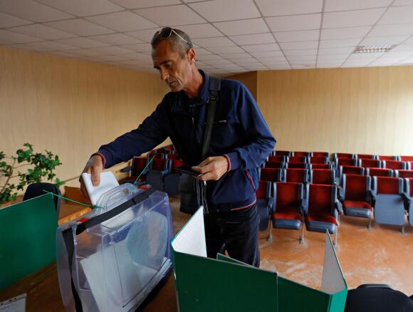 Un homme vote lors d’un référendum sur la sécession de la région de Zaporijia de l’Ukraine et son rattachement à la Russie, dans la ville de Melitopol, le 26 septembre 2022.