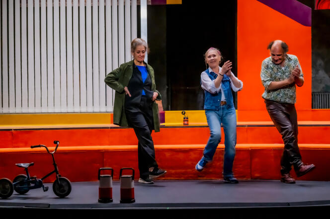 De gauche à droite : Rose (Dominique Valadié), Hazel (Cécile Brune) et Robin (Frédéric Pierrot) dans « Les Enfants », de Lucy Kirkwood, mis en scène par Eric Vigner, le 17 septembre 2022, au Théâtre de l’Atelier, à Paris.