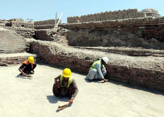 Nettoyage des monuments du patrimoine culturel mondial, après les dégâts causés par les fortes pluies de la mousson, à Mohenjo Daro, au Pakistan, le 9 septembre 2022.