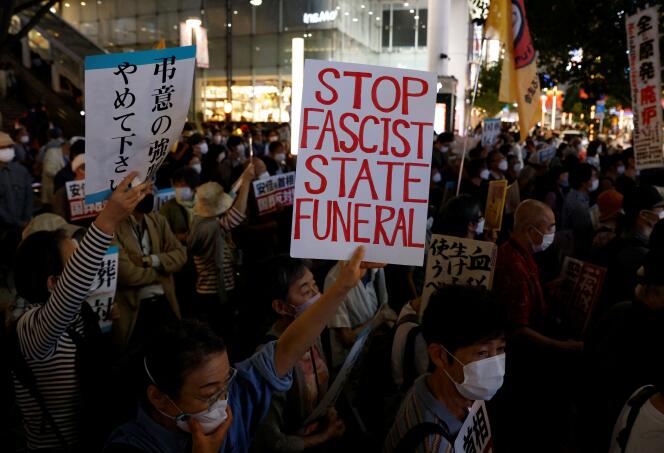 Manifestación, 25 de septiembre de 2022, contra el funeral de estado del ex primer ministro Shinzo Abe que se realizará el 27 de septiembre en Tokio, Japón.