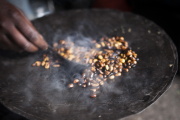 Torréfaction artisanale de grains de café, prélude à sa préparation, dans les montagnes d’Ethiopie.