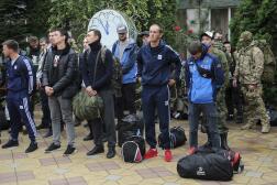 Des recrues russes devant un centre de recrutement militaire à Bataysk, lundi 26 septembre 2022.