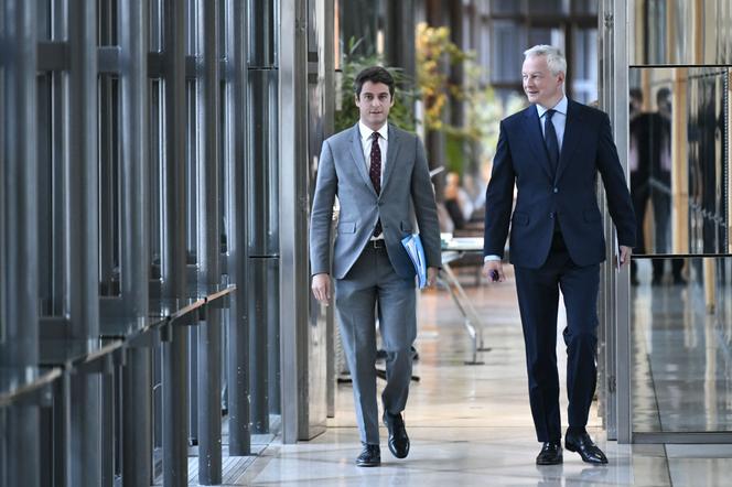 Le ministre de l’économie et des finances, Bruno Le Maire, et le ministre délégué aux comptes publics, Gabriel Attal, arrivent pour tenir une conférence de presse pour présenter le projet de loi de finances 2023, à Paris, le 26 septembre 2022.