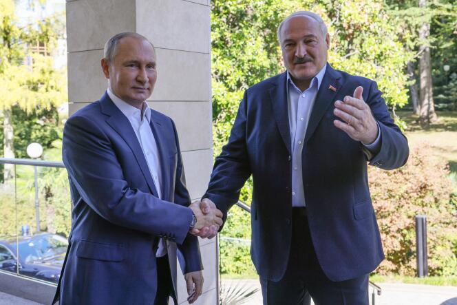 Le dirigeant russe, Vladimir Poutine (à gauche) et son homologue biélorusse, Alexandre Loukachenko, à Sotchi, en Russie, le 26 septembre 2022. 