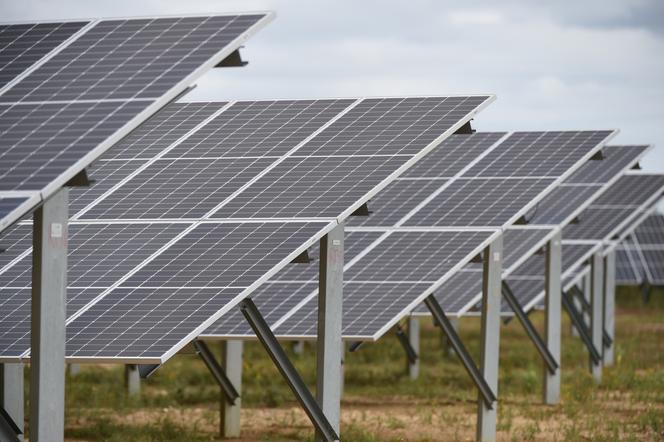 Installation de panneaux photovoltaïques au Mans (Sarthe), le 29 juin 2022. 