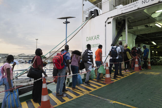 Embarquement des passagers à bord du « Aline Sitoé Diatta », à Dakar, le 20 septembre 2022.