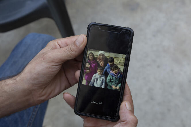 Un proche de Salma Tellawi montre une photo d’elle et de ses quatre enfants, dans le village de Qarqaf, au nord du Liban, le 24 septembre 2022. 