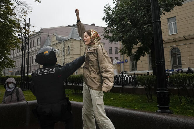 Un policier retient une manifestante lors d’une protestation à Moscou, en Russie, samedi 24 septembre 2022. 