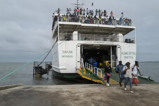 Le ferry « Aline Sitoé Diatta » lors de son escale à l’île de Karabane, près de l’embouchure du fleuve Casamance, le 21 septembre 2022.