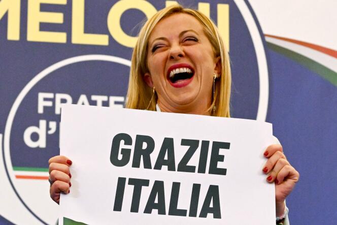 Giorgia Meloni après avoir prononcé un discours au siège de campagne de son parti à Rome, dans la nuit du 26 septembre 2022.