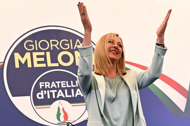 Giorgia Meloni salue le public au siège de campagne de son parti, dans la nuit du 26 septembre à Rome.
