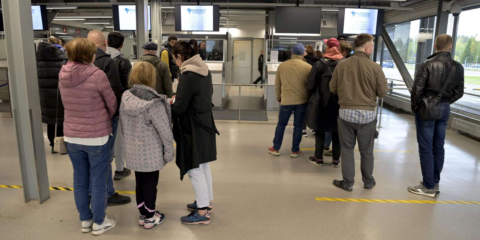 Des passagers font la queue pour faire vérifier leurs documents au point de contrôle frontalier de Vaalimaa à Virolahti, en Finlande, le 25 septembre 2022. 