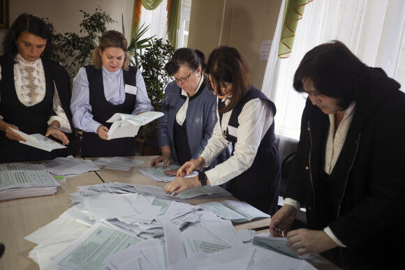 Des membres d’une commission électorale lors d’un référendum dans un bureau de vote à Donetsk, mardi 27 septembre 2022.