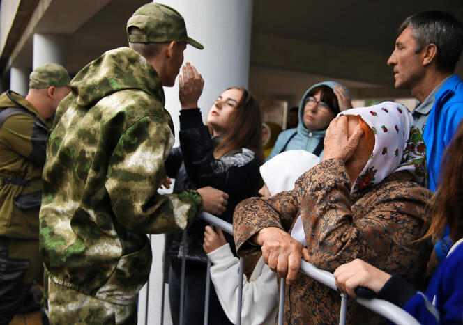 Les adieux de soldats russes à leurs familles, ici à Bataïsk, dans la région de Rostov, le 26 septembre 2022.