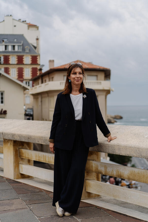 La maire LR de Biarritz, Maider Arosteguy, devant la Grande Plage de Biarritz, le 23 septembre 2022.
