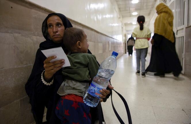 Une mère syrienne dont l’enfant a probablement contracté par le choléra, dans un hôpital de Hassaké, dans le Nord de la Syrie,  le 24 septembre 2022.