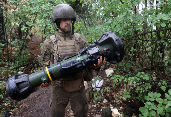 Un soldat ukrainien tient une arme légère antiblindée de nouvelle génération (NLAW), non loin de la ligne de front de Kharkiv, le 11 juillet 2022.