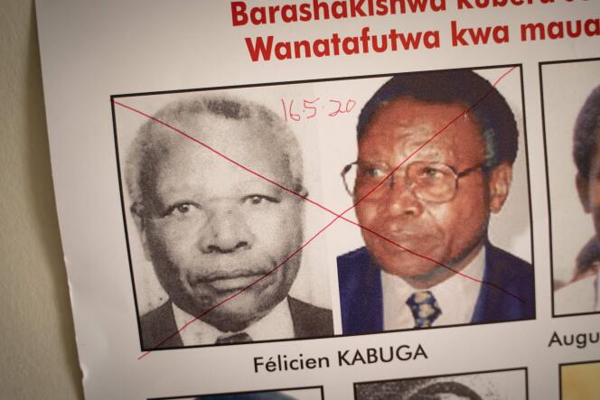 Avis de recherche de Félicien Kabuga, l’un des derniers suspects clés du génocide rwandais de 1994, au bureau de l’Unité de recherche des fugitifs du génocide, à Kigali, en 2020.