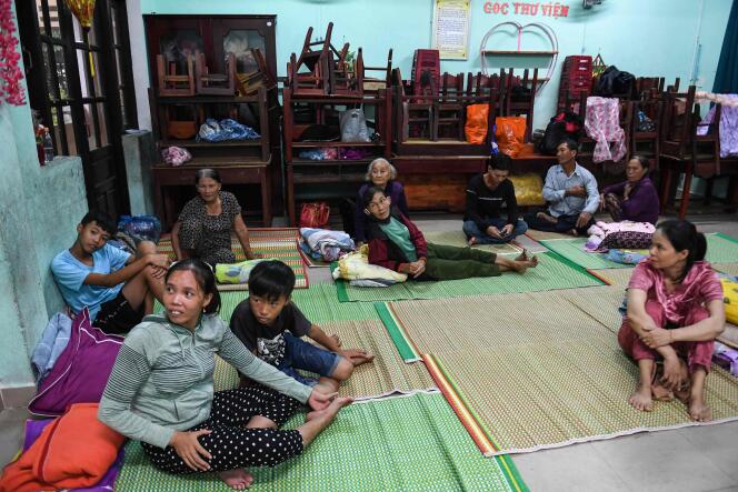 Vluchtelingen verblijven op 27 september op een school in de kustplaats Hoi An, Vietnam.