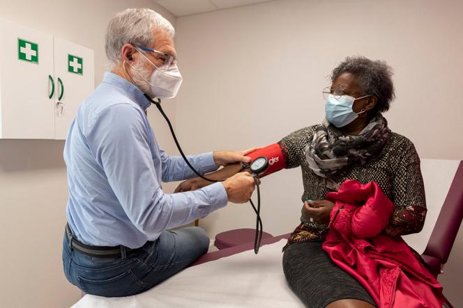 Un médecin retraité bénévole au centre médical de Montluçon (Allier), en mai 2021. L’établissement est sur le point de fermer faute de médecins. 