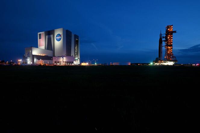 La fusée SLS en passe d’être mise à l’abri, au centre spatial Kennedy en Floride, avant le passage de l’ouragan Ian, le 27 septembre 2022.