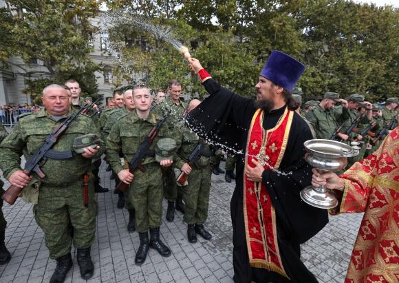 Un prêtre orthodoxe dirige un service pour les réservistes appelés, lors d’une cérémonie à Sébastopol, en Crimée, le 27 septembre 2022.