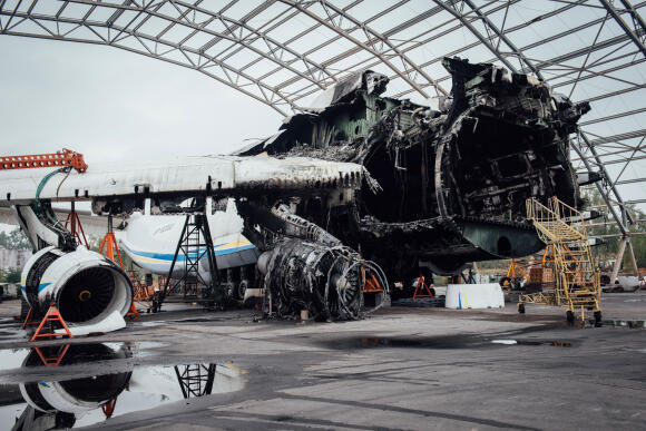 L’Antonov An-225 détruit par des frappes russes au début de l’invasion russe, à Hostomel, le 27 septembre 2022.