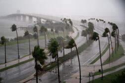 Des rafales de vent soufflent dans la baie de Sarasota alors que l’ouragan Ian se déplace vers le sud, en Floride, le 28 septembre 2022.