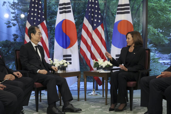 La vicepresidenta de Estados Unidos, Kamala Harris, habla con el primer ministro de Corea del Sur, Han Duck-soo, en Tokio el 27 de septiembre de 2022.