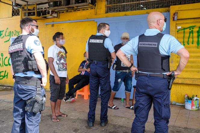 Contrôle de gendarmerie concernant le couvre-feu, le 20 juin 2020, à Rémire-Montjoly (Guyane). 