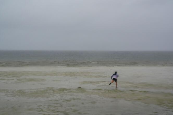 The tide recedes ahead of the arrival of Hurricane Ian, Sept. 28, in Tampa Bay.