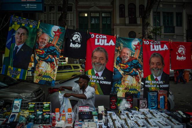 Un vendeur d’objets dérivés des candidats à la présidentielle Lula et Bolsonaro, à Rio de Janeiro, le 27 septembre 2022.