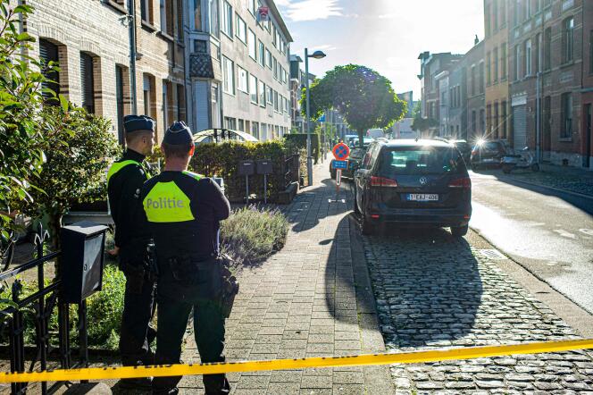 Agentes de la policía belga hacen guardia en la escena del tiroteo que tuvo lugar en Merksem, un distrito de Amberes, el 28 de septiembre de 2022.