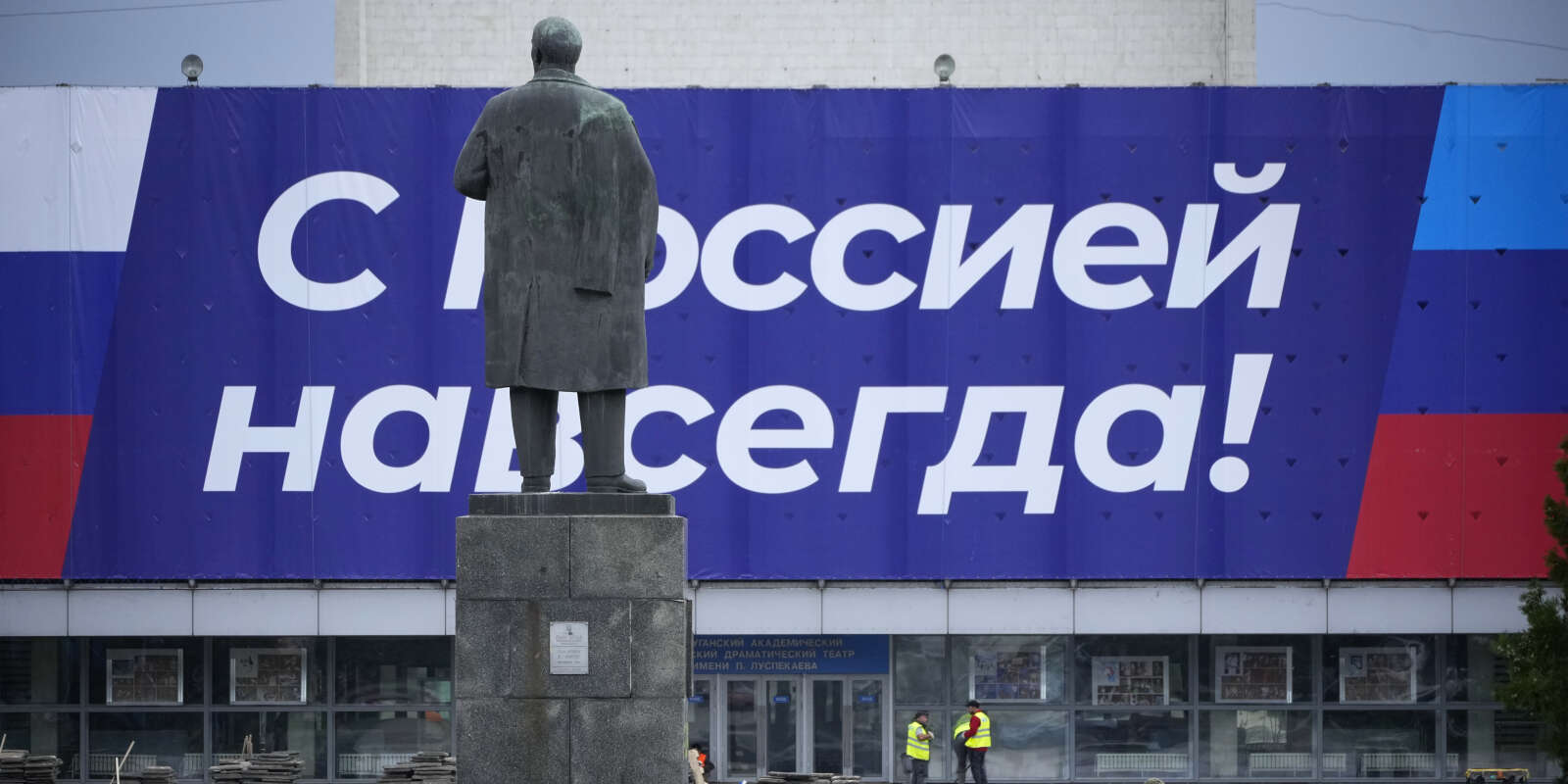 Devant une statue de Vladimir Lenine, une affiche clamant « Avec la Russie pour toujours ! », à Louhansk, en Ukraine, un jour après les résultats des référendus d’annexion de quatre régions à la Russie, le 28 septembre 2022.