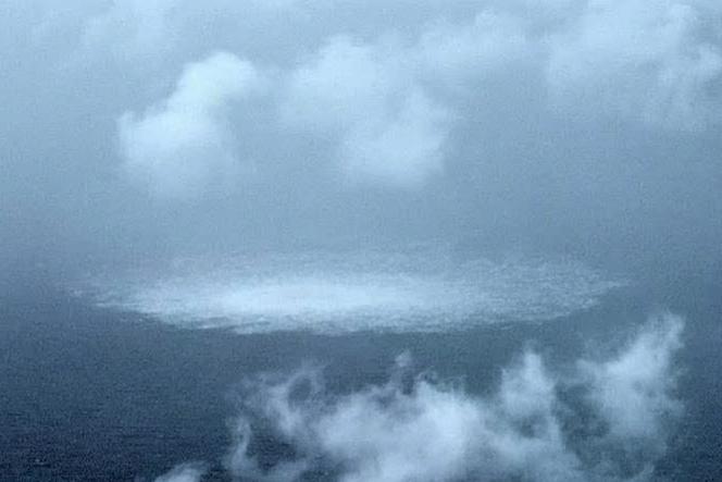 Photo prise depuis un avion des garde-côtes suédois montrant le dégagement de gaz émanant d’une fuite sur un gazoduc Nord Stream, en mer Baltique, près de l’île danoise de Bornholm, le 27 septembre 2022.