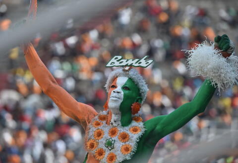 An Ivory Coast's team supporter gestures at the Felix Houphouet-Boigny Stadium in Abidjan on November 19, 2014 during the 2015 Africa Cup of Nations group D qualifying football match between Ivory Coast and Cameroon. AFP PHOTO / ISSOUF SANOGO (Photo by Issouf SANOGO / AFP)