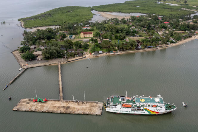 Le ferry « Aline Sitoé Diatta » lors de son escale à l’île de Karabane, près de l’embouchure du fleuve Casamance, le 21 septembre 2022.