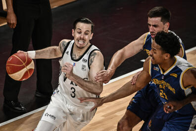 ASVEL Lyon-Villeurbanne's French guard Thomas Heurtel (L) fights for the ball with Boulogne Levallois' US player Brandon Brown (C) and Boulogne Levallois' US player Anthony Brown (R) during the French Elite basketball match between LDLC ASVEL Lyon-Villeurbanne and Boulogne-Levallois Metropolitans 92, on May 25, 2021 in Villeurbanne Astroballe Arena. (Photo by JEFF PACHOUD / AFP)