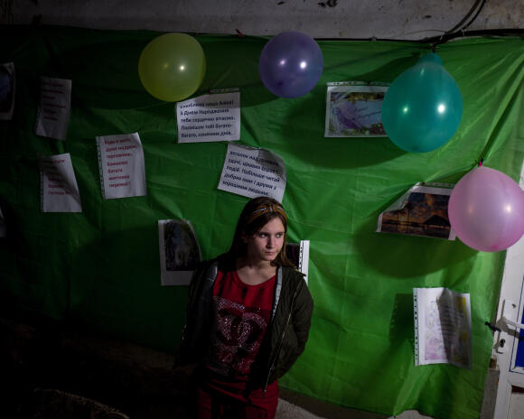 Alina, 14 ans, s’abrite dans le sous-sol d’un immeuble pendant un bombardement, à Stepnohirsk, en Ukraine, le 24 septembre 2022. Elle y a fêté son anniversaire avec sa famille le 16 septembre.