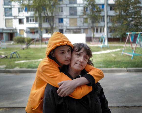Artyum enlace sa mère, Oksana, en bas de leur immeuble à Stepnohirsk, dans l’oblast de Zaporijia, en Ukraine, le 24 septembre 2022.