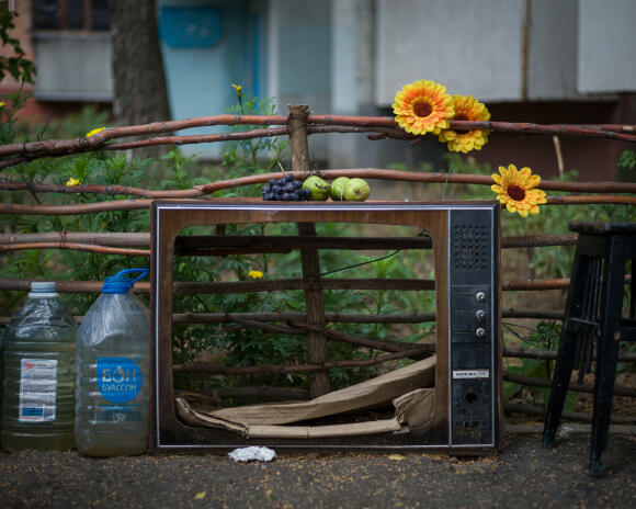 Les restes d’un téléviseur entourés de bidons servant à collecter de l’eau. A Stepnohirsk, le 24 septembre 2022.