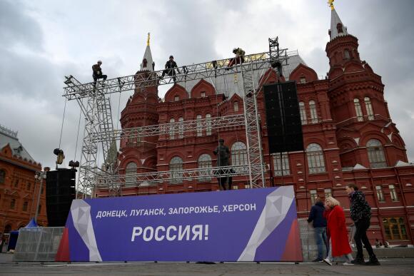 Une bannière sur laquelle on peut lire « Donetsk, Louhansk, Zaporijia, Kherson : Russie ! », sur la place Rouge, à Moscou, le 29 septembre 2022.