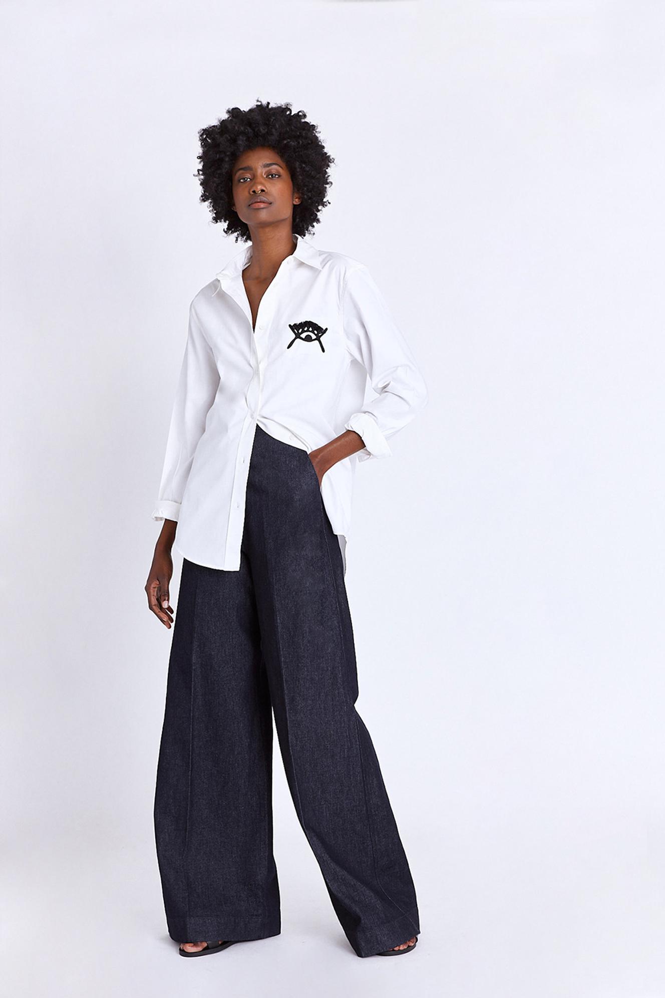 Chemise Urembo Eye, brodée à la main par le collectif de brodeuses Ibaba Rwand, et jean denim Dikamba.